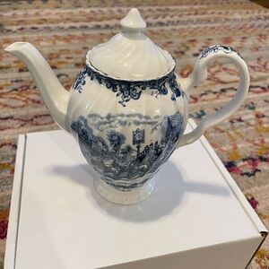 VTG Johnson Bros Coaching Scenes tea Coffee Pot & Lid blue white Colored FLAW